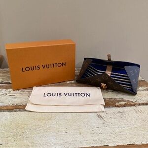 Authentic New Louis Vuitton Monogram Metal STRAW Set w/ LV case & wand G10477